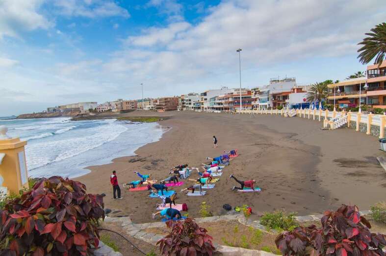 Imagen de archivo de una sesión de gimnasia en las playas de Telde (Foto Antonio Rico).
